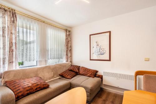 a living room with a couch and a window at Bungalow 179 in Stelzendorf