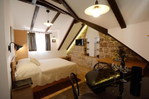 1 dormitorio con 1 cama y 1 mesa en una habitación en Villa Desideria, en Split