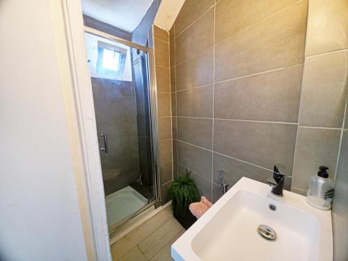 une salle de bain avec un lavabo et une douche dans l'établissement Studio Montpellier Gare St Roch 2 personnes, à Montpellier