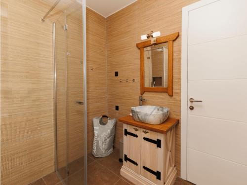 un baño con lavabo y ducha en Villa Riva Vir I, en Vir