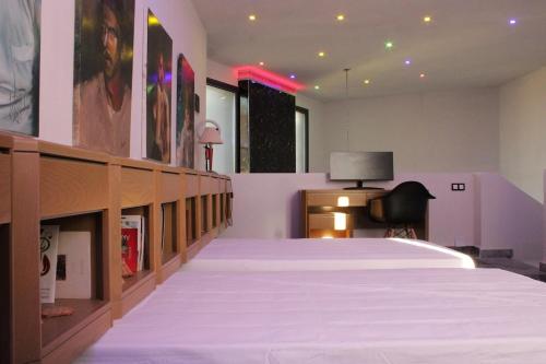 Ένα ή περισσότερα κρεβάτια σε δωμάτιο στο Suiti Art