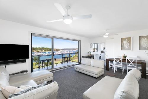 TV a/nebo společenská místnost v ubytování Chilling Bayside Waterfront