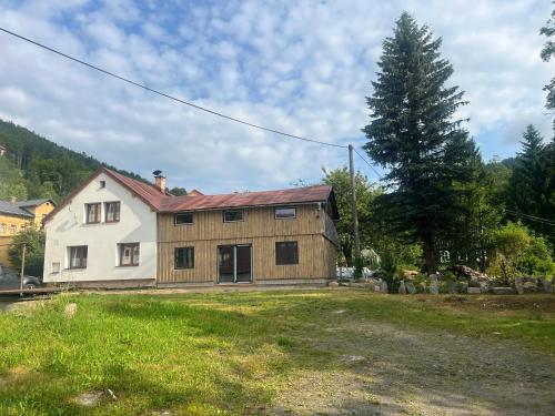 代斯纳Chata Porcelánka的一座红色屋顶的白色大房子