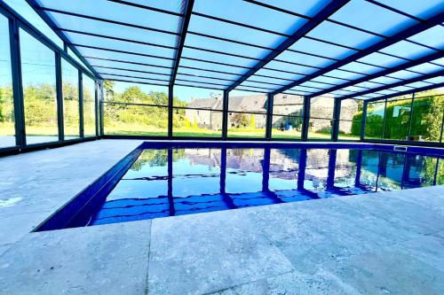 Kolam renang di atau dekat dengan Hayloft at Kergudon Gîtes, Couples' gîte with pool