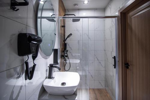 Un baño de Hotel Tvisi Tbilisi