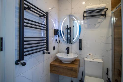 Un baño de Hotel Tvisi Tbilisi