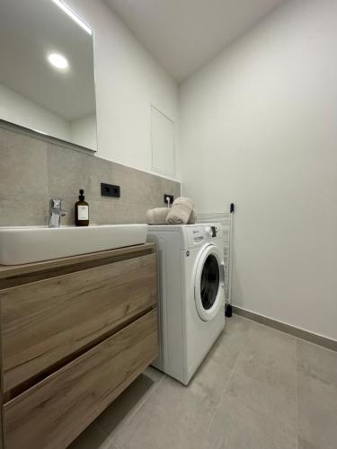 a kitchen with a washing machine and a sink at Exklusives Wohnen im historischen Wasserturm dem Highlight von Delitzsch WE318 in Delitzsch