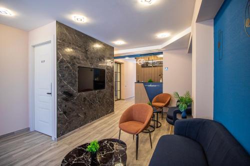Una televisión o centro de entretenimiento en Hotel Tvisi Tbilisi