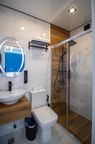 Un baño de Hotel Tvisi Tbilisi