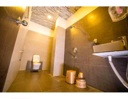 un baño con lavabo e inodoro en Hotel KV Pride, en Mehekar