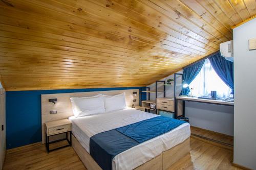 Postel nebo postele na pokoji v ubytování Hotel Tvisi Tbilisi