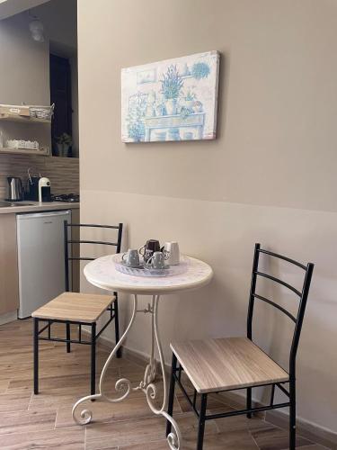a white table with two chairs and a kitchen at Al Castello in San Marco dʼAlunzio
