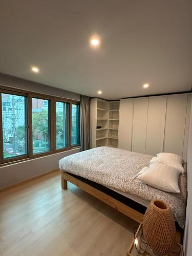 Кровать или кровати в номере Seoul Station R Guesthouse