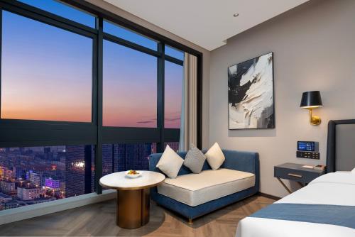Ένα ή περισσότερα κρεβάτια σε δωμάτιο στο Howard Johnson Life Qingyang Chengdu