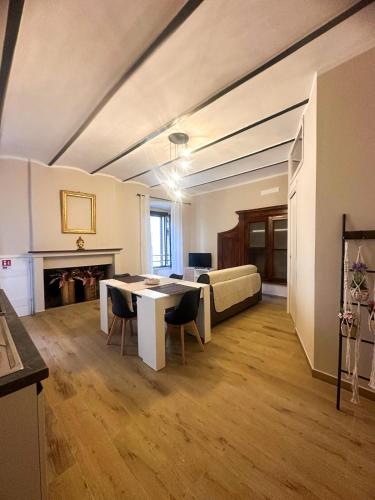 a living room with a table and a couch at Appartamento via Mentana in Foligno