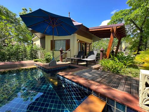 Bazén v ubytování Seaview Resort Khao Lak - SHA Plus nebo v jeho okolí