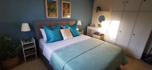 เตียงในห้องที่ Loula's Cottage