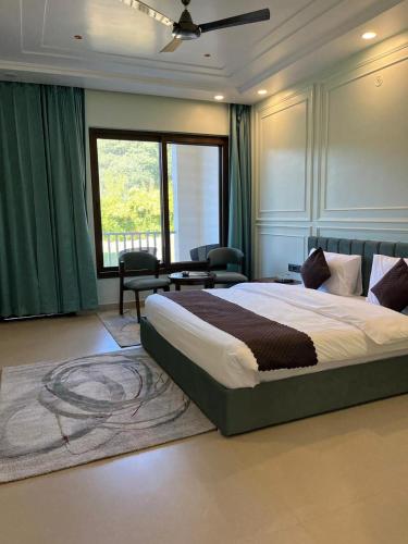 a bedroom with a large bed and a large window at GOOSENECK HOTEL and RESTAURANTS in Kandogal