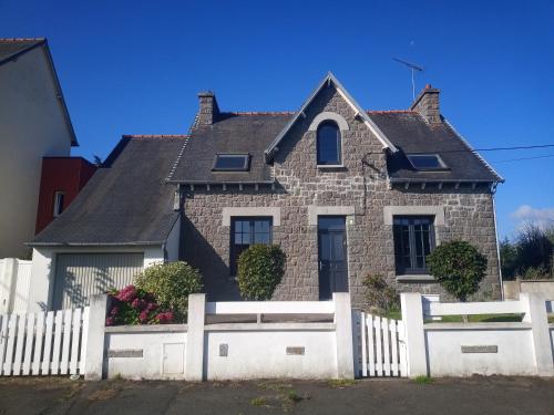 House with garden 500 m from beach-shore