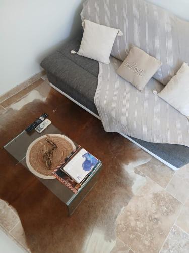 a living room with a couch and a table at Charmant maisonnette in Avignon