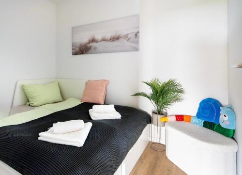 a small room with a bed and a couch at Ferienwohnung Yacht & Meer in Bad Zwischenahn
