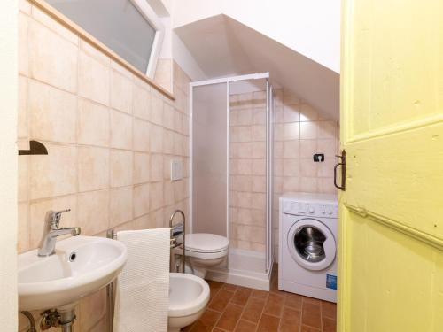 Ένα μπάνιο στο Graceful Holiday Home in Acqualagna with Swimming Pool