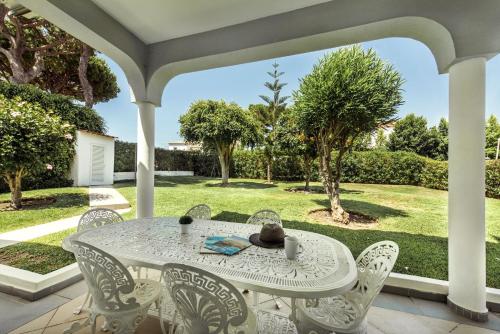 Charming Villa With Private Pool in Vibrant Vilamoura, Free AC and Wifi