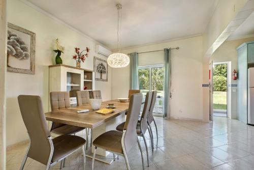 Charming Villa With Private Pool in Vibrant Vilamoura, Free AC and Wifi