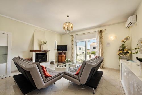 Charming Villa With Private Pool in Vibrant Vilamoura, Free AC and Wifi