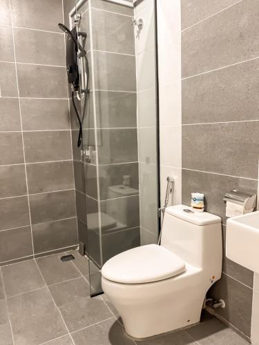 a bathroom with a toilet and a shower at Ipoh The Cove Hillside Stay 7 to 10 pax, 5 min to Ipoh Town in Ipoh