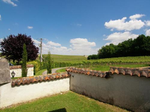 Photo de la galerie de l'établissement Luxury apartment with terrace, sauna, tennis, pool, à Saint-Preuil