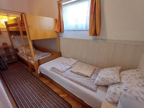 ボガーチにあるDenFi Vendégházの小さなベッドルーム(二段ベッド1組、はしご付)