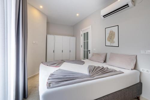 a bedroom with a large white bed in a room at Jasmin 9 2+1 in Alanya