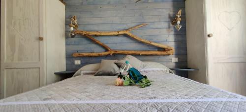 a bedroom with a bed with a wooden head board at Il Giardino dei Flintstones B&B in Cerveteri