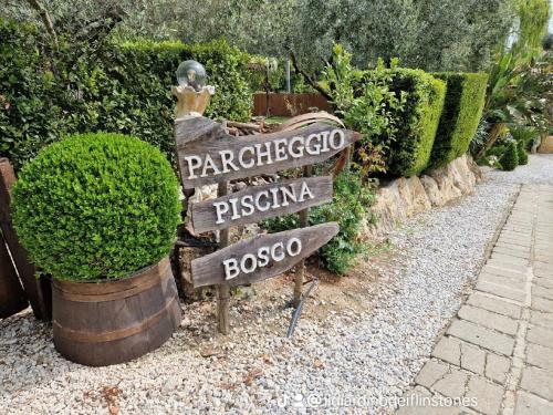 a sign for a garden with a sign that says pattucos and pizza at Il Giardino dei Flintstones B&B in Cerveteri