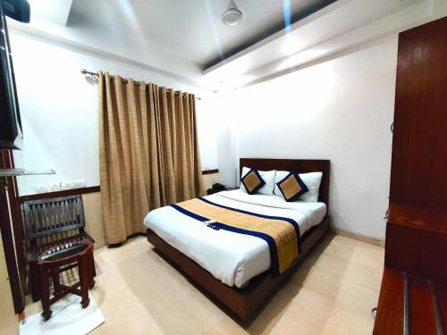 a bedroom with a bed in a room at Daanish Residency in Karol Bagh Delhi Near Ganga Ram Hospital in New Delhi