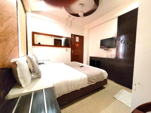 a bedroom with a bed and a television in it at Daanish Residency in Karol Bagh Delhi Near Ganga Ram Hospital in New Delhi