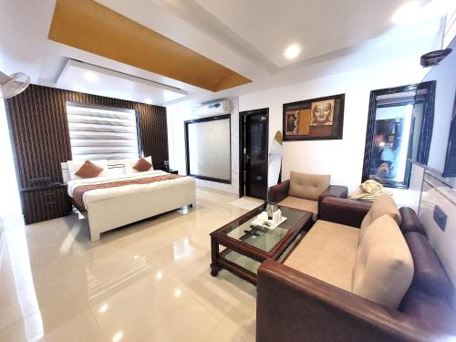 a large living room with a bed and a couch at Daanish Residency in Karol Bagh Delhi Near Ganga Ram Hospital in New Delhi