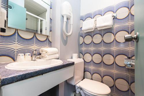 une salle de bain avec toilettes et lavabo dans l'établissement Vintage Paris Gare du Nord by Hiphophostels, à Paris