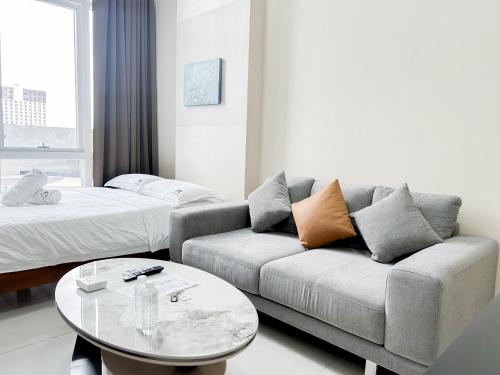 una sala de estar con un sofá y una mesa en Amenity Floor in OPR #8, en Lapu Lapu City