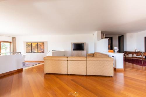 a living room with a couch and a tv at Villa in Langa in Belvedere Langhe