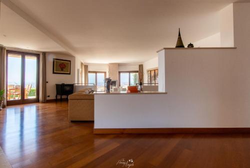 an empty living room with a kitchen and a living room at Villa in Langa in Belvedere Langhe