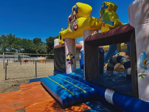 einen Spielplatz mit Rutsche und aufblasbarer in der Unterkunft Kabana Village in Saint-Hilaire-de-Riez