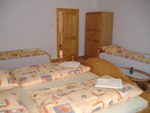 Katil atau katil-katil dalam bilik di Fenyves Apartman