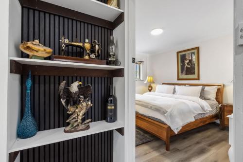 1 dormitorio con 1 cama y 1 botella de vino en Spacious Barossa Retreat with Balcony Views, en Tanunda