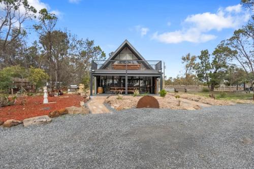Ein Garten an der Unterkunft Spacious Barossa Retreat with Balcony Views