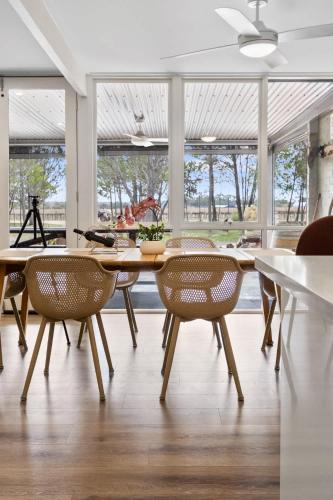 Galeriebild der Unterkunft Spacious Barossa Retreat with Balcony Views in Tanunda