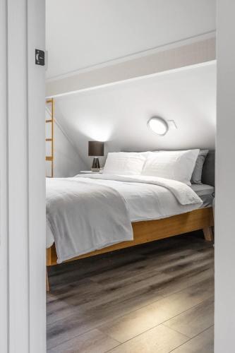 Ein Bett oder Betten in einem Zimmer der Unterkunft Spacious Barossa Retreat with Balcony Views