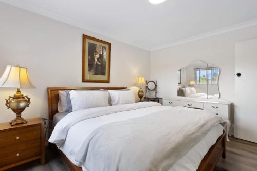 Ein Bett oder Betten in einem Zimmer der Unterkunft Spacious Barossa Retreat with Balcony Views
