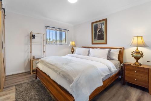 Ein Bett oder Betten in einem Zimmer der Unterkunft Spacious Barossa Retreat with Balcony Views